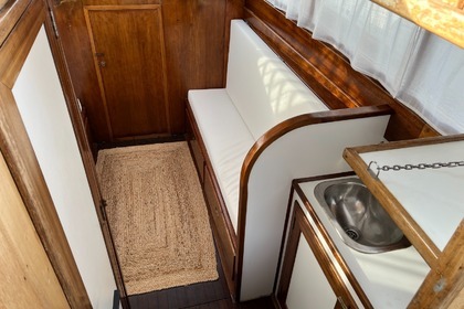 Navegue em um barco clássico de madeira pela Costa do Garraf – Skipper, combustível e extras incluídos