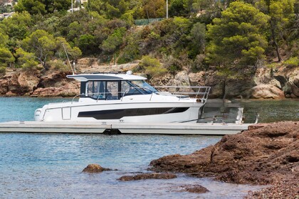 Charter Motorboat Jeanneau Merry Fisher 8.95 offshore Hyères
