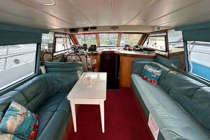 Comfortable yacht tour