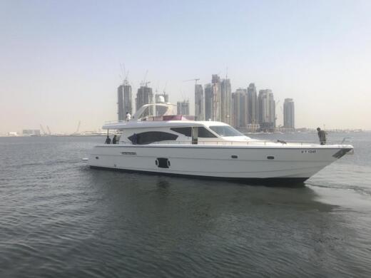 Charter Azimut 2014 Motor yacht (2014) in Dubai Marina - Click&Boat