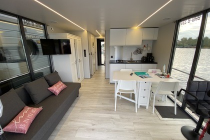 Rent this boat without a license and get to know M