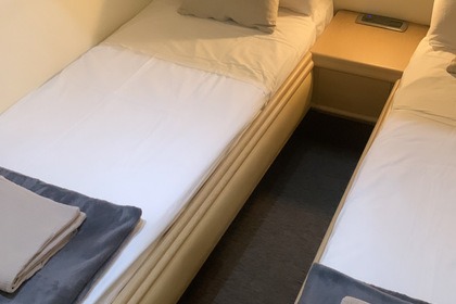 Ενοικίαση πολυτελούς γιοτ στη Marina El Portet Denia "Astondoa 45 Fly 960cv"