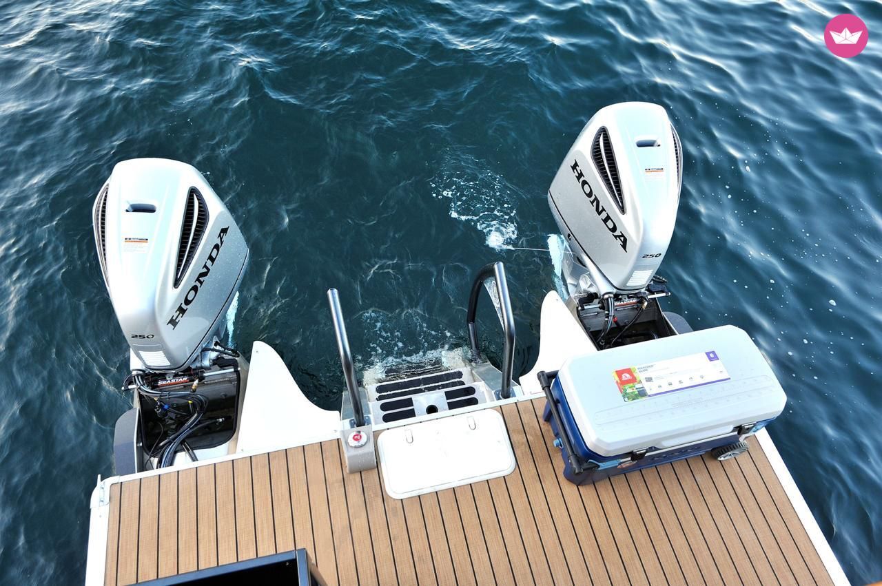 Bateau à moteur PONTON DOUBLE DECK 2Hrs MinimumBooking 250cv 6