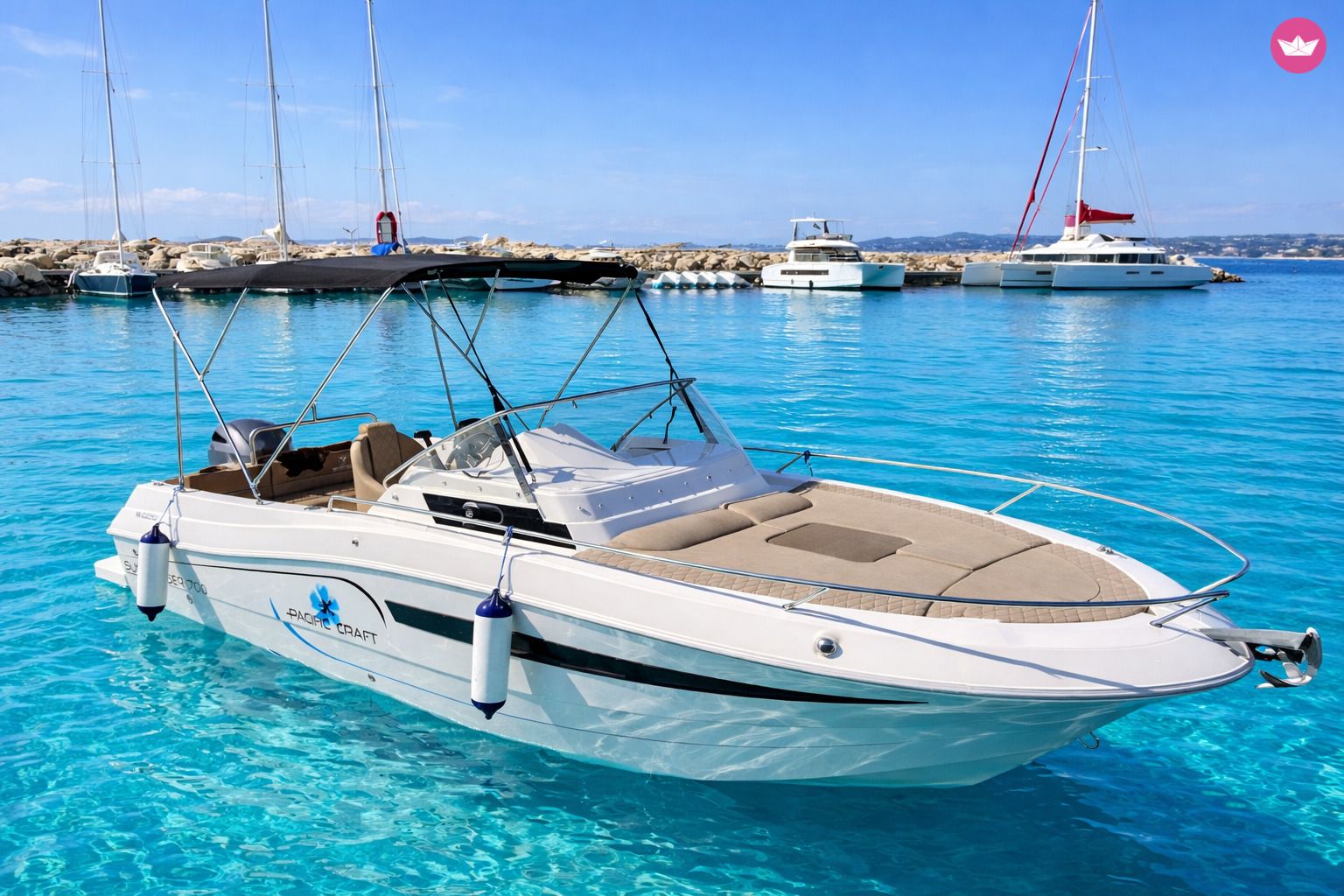 Bateau à moteur Pacific Craft 700 SUN CRUISER 200cv