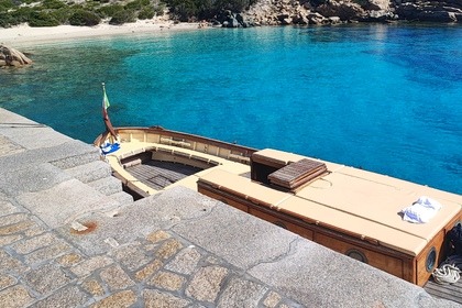 Charter Motorboat Carrano Gozzo in legno La Maddalena
