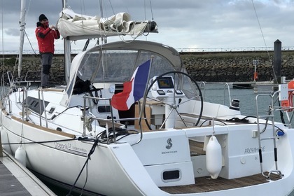 Rental Sailboat BENETEAU OCEANIS 37 Saint-Gilles-Croix-de-Vie