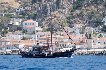 Charter Motorboat Alma Libre Traditional Naxos