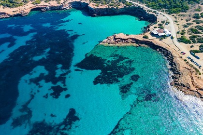 Discover Ibiza with Our Easy-to-Drive Boat!