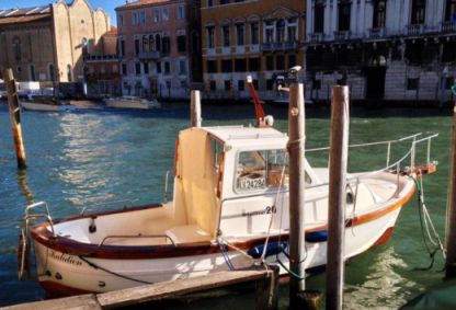 Charter Motorboat Sciallino Cabinato M 6,50 In Canal Grande San Marco Venice