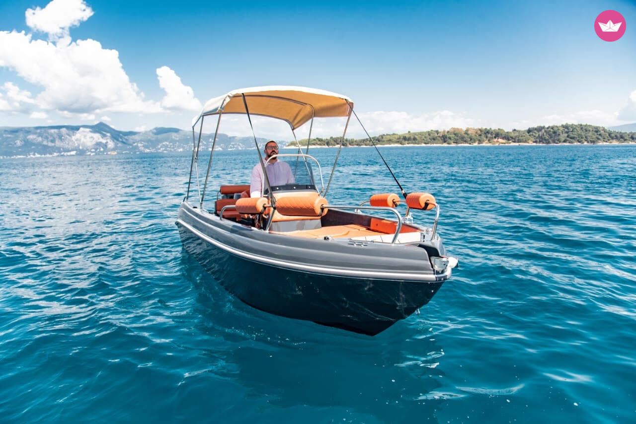 Bateau à moteur Karel