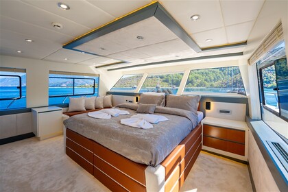 Luxury motor yacht with a capacity of 8 people
