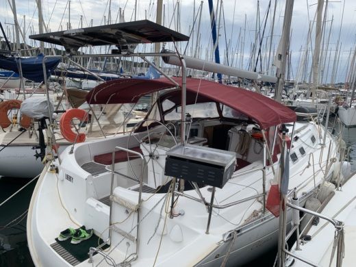Saint-Mandrier-sur-Mer Sailboat Beneteau Oceanis 351 alt tag text