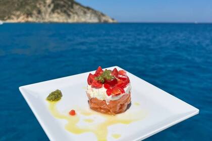 PAX ABYSSI: catamarano con opzione chef privato