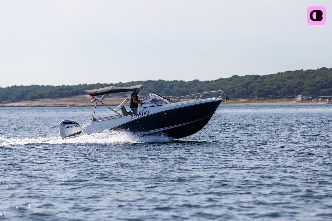 Bateau à moteur Jeanneau Cap Camarat 6.5 WA 200cv