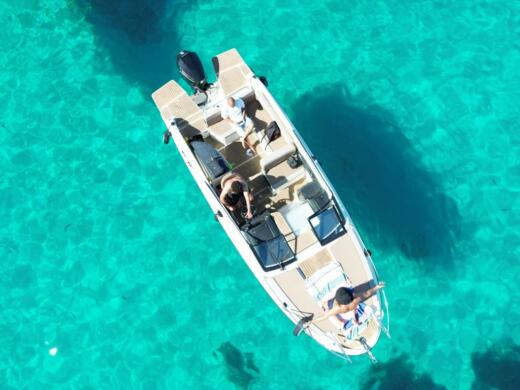 Motorboat Quicksilver Activ 755 Cruiser Σχέδιο κάτοψης σκάφους