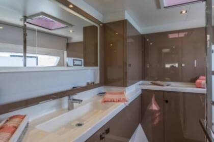 Fountaine Pajot Astrea 42 pour croisière de rêve en Corse du Sud