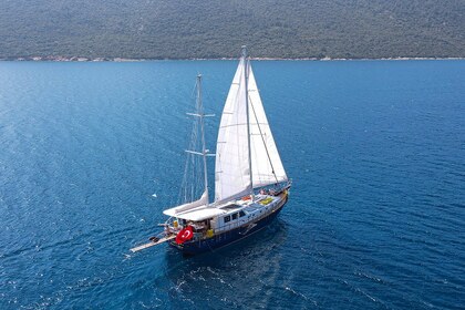 D420 Deluxury Gulet Yacht For 8 People