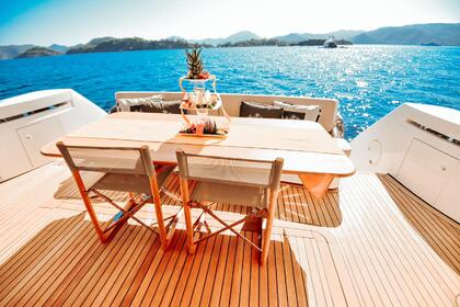 Luxury Motor yacht with a capacity of 8 people