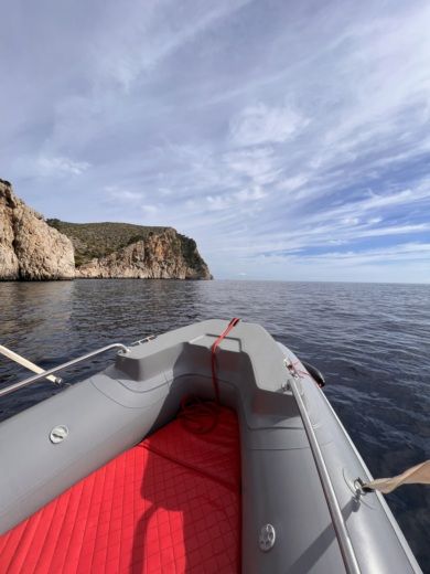 Puerto de Pollensa Without license ZODILUX RIB 500 15HP alt tag text