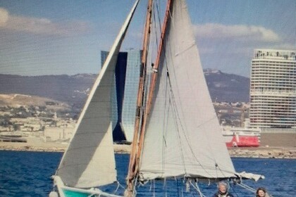 Hire Motorboat charpentier port st louis barquette marseillaise voile-moteur classée BIP Marseille