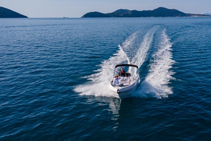 Charter Motorboat Blumax Bluline 21 Open Dubrovnik