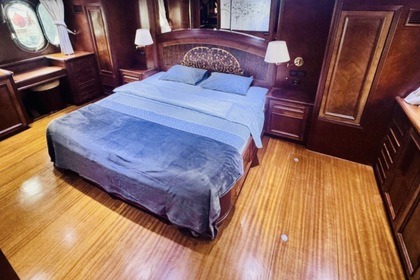 Elite 33m Motor Yacht – Luxury Private Experience