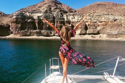 Daily cruises in the Caldera of Santorini with Lagoon 450!