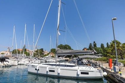 Charter Sailboat Bavaria C42 Zadar