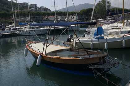 Noleggio Barca senza patente  CUSTOM Gozzo in VTR e legno Ponza