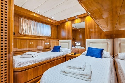 Motorboat Gianetti 27m 16 guests Cinque Terre