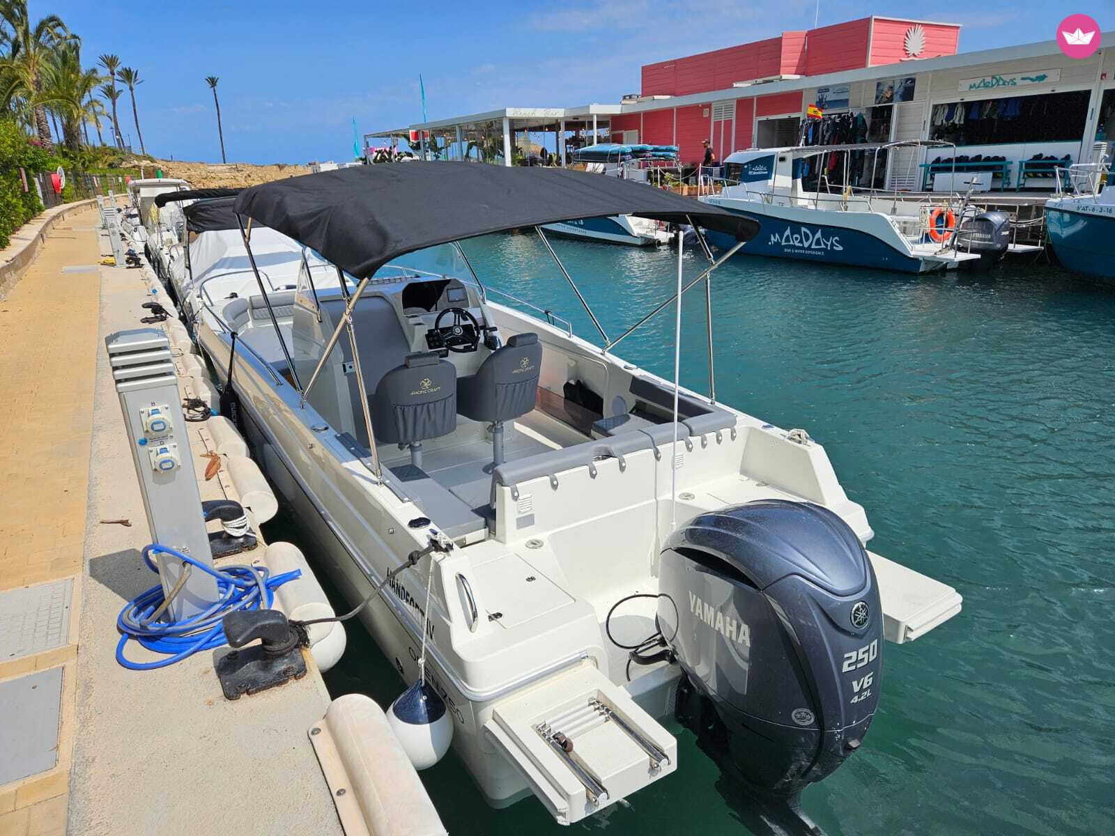 Bateau à moteur Pacific Craft Open 750 4