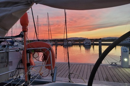 OCEANIS 430 - Безопасная и Комфортная Лодка