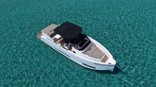 Motorboat De Antonio D32 Boot Grundriss