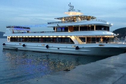 Miete Motoryacht 42m Superyacht with 320-350 People Capacity B4 42m Superyacht with 320-350 People Capacity B4 Istanbul