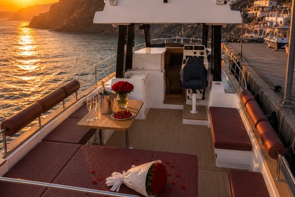 Hire Motorboat searay sundancer 265de Santorini