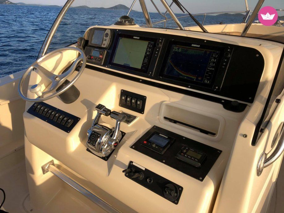 Motorboat Pursuit 3070Cc for hire