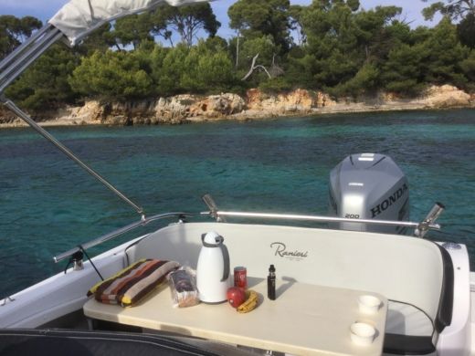 Cannes Motorboat Ranieri 22 Shadow alt tag text