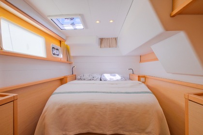 Lagoon 450F Catamaran with a capacity of 6 people