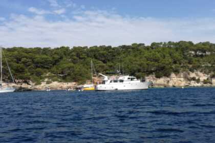 Luxo a bordo deste iate Trawler 2