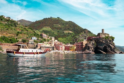 Hire Motorboat Cinque Terre Gozzo in legno - All inclusive La Spezia