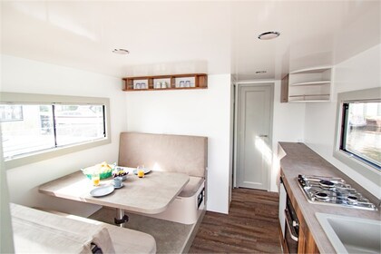 Rent this houseboat and discover the area of Berli