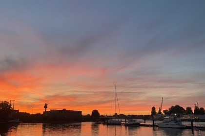 Cruise Riga in Style with the Bayliner 185!