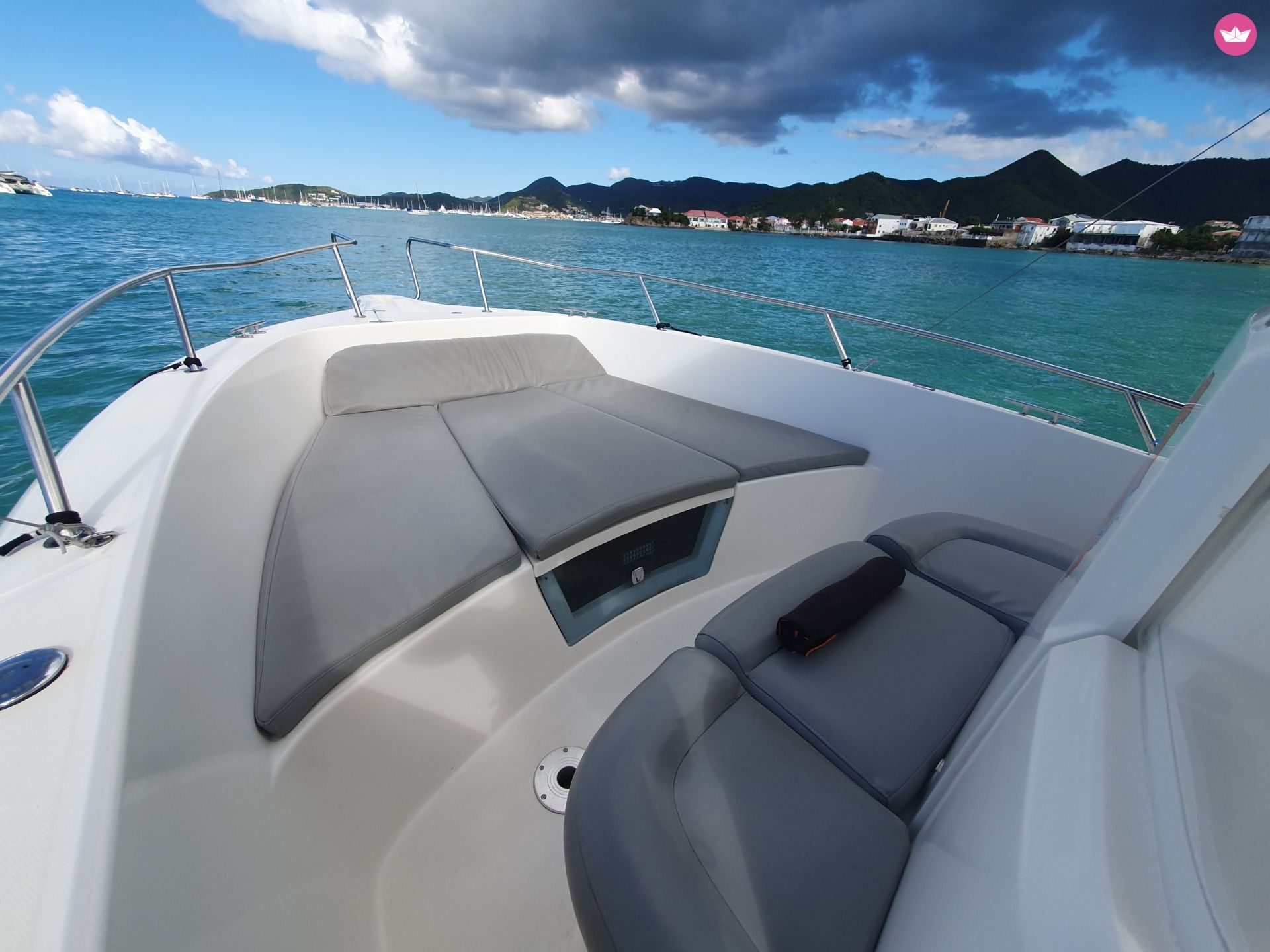 Bateau à moteur Kelt White shark 300cv 2