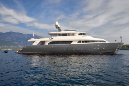 Noleggio Yacht Ferretti Custom line Napoli