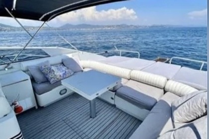 Charter Motorboat Cantieri Pershing 40 Cogolin