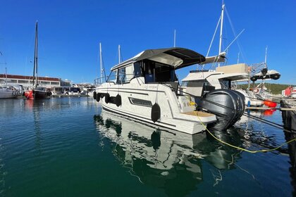 Charter Motorboat Jeanneau Merry Fisher 1095 Pirovac