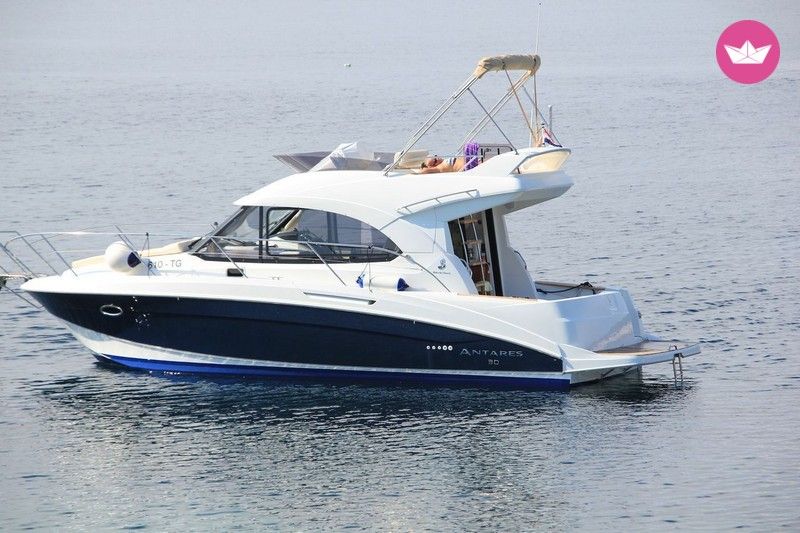 Charter Motorboat Beneteau Antares 30 Fly Split