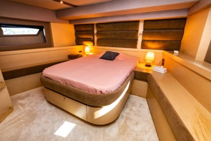 Luxury motor yacht with a capacity of 8 people