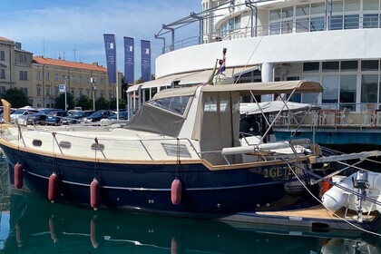 Rental Motorboat Menorquin Yachts Menorquin 100 Pula