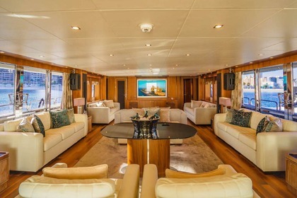 40 Meters Yacht with Jakuzi in Dubai on Your Service